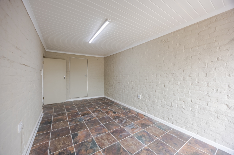 3 Bedroom Property for Sale in Oakglen Western Cape